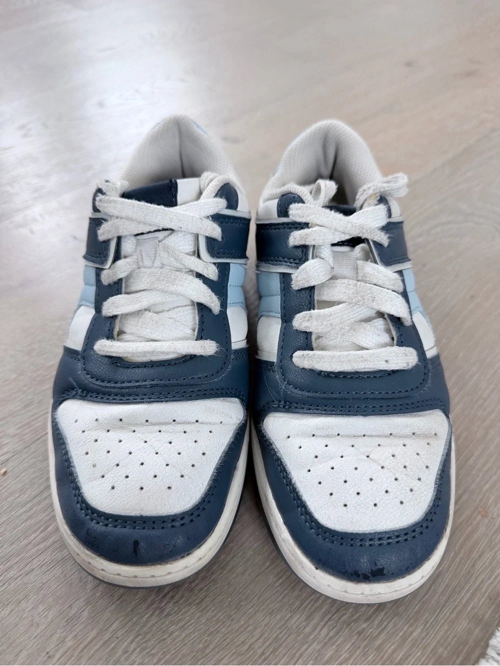 Art Class Boys White and Navy Low-Top Sneakers size 2